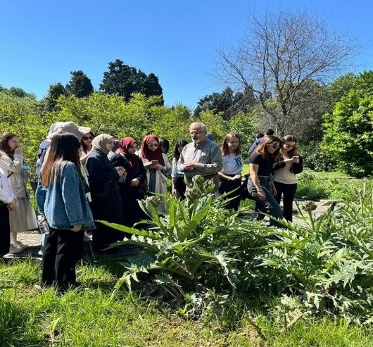 Eczacılık Fakültesi 2. Sınıf Öğrencilerimiz, Prof. Dr. Abdülkerim ALPINAR Hocamız Eşliğinde, Farmasötik Botanik dersi uygulamaları kapsamında Zeytinburnu Tıbbi Bitkiler Bahçesi'ne Bilimsel bir gezi gerçekleştirdi.